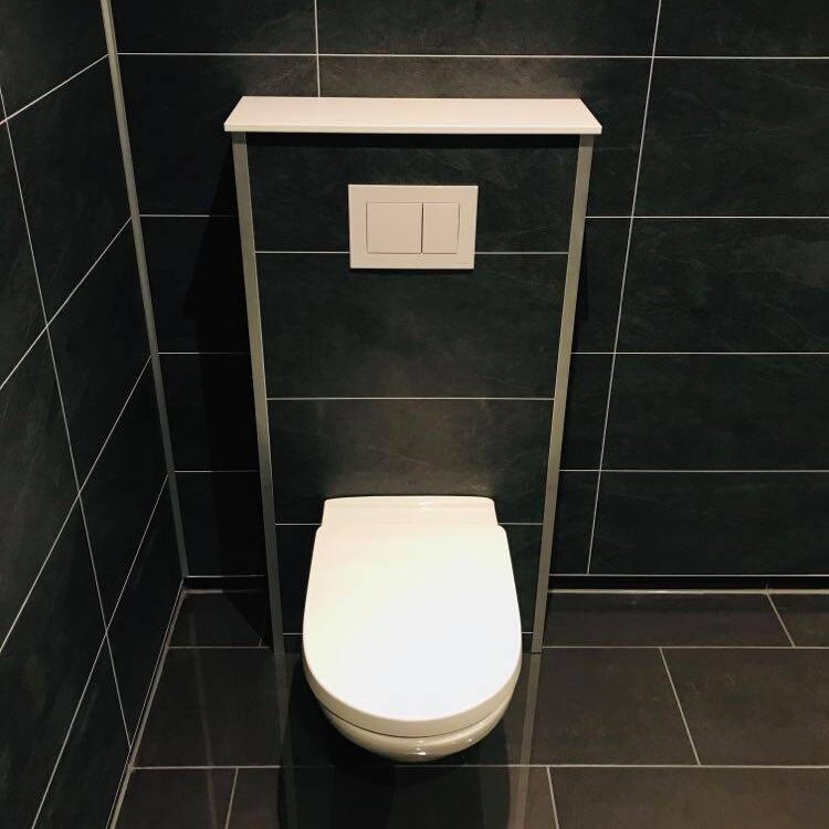 bildet viser vegghengt toalett